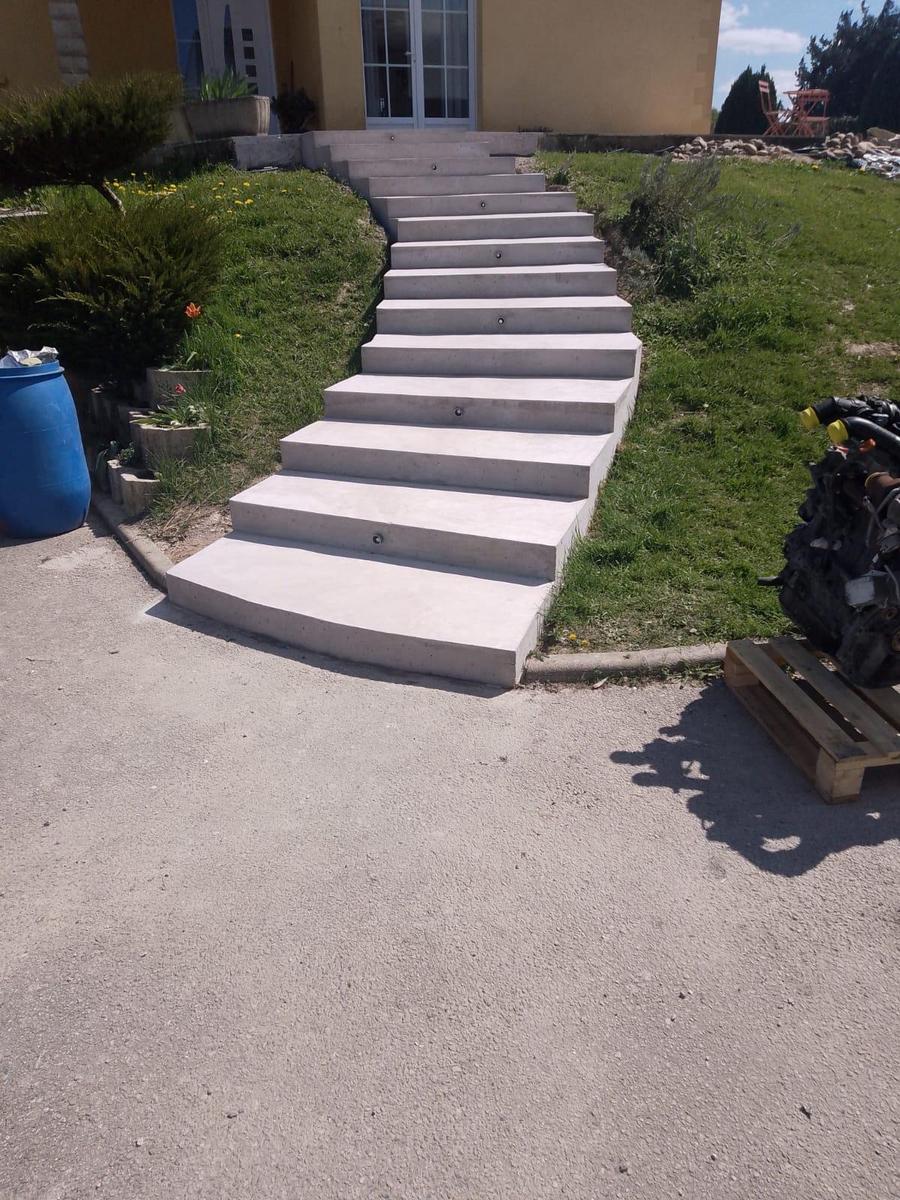 Escalier extérieur en béton menant à la maison